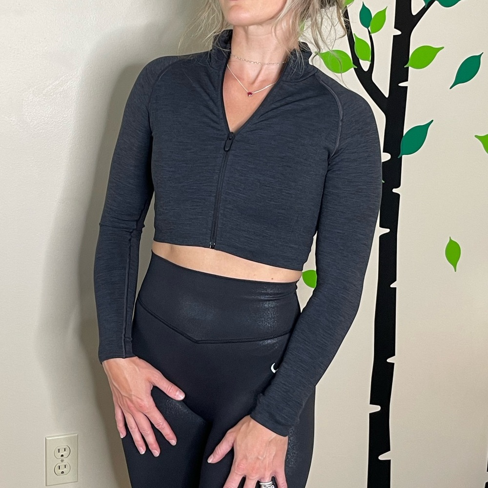 Alphalete cropped zip-up😍 - Picture 4 of 7